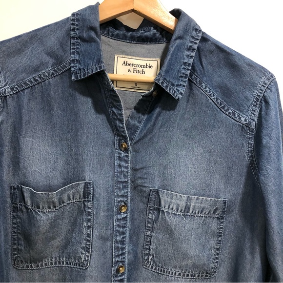 Abercrombie & Finch blue long sleeve button up collar top. Size Small. - Picture 2 of 9